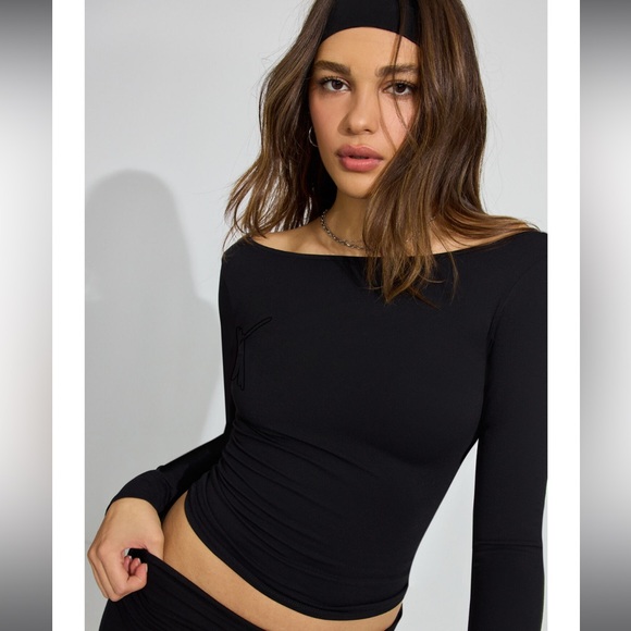 NWT Garage Women's Black Long Sleeve Boat Neck Top - Picture 1 of 5